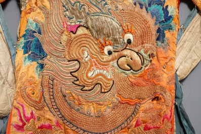 Une robe de th&eacute;&acirc;tre en soie brod&eacute;e en fil d'or &agrave; d&eacute;cor d'un dragon, Chine, 19/20&egrave;me