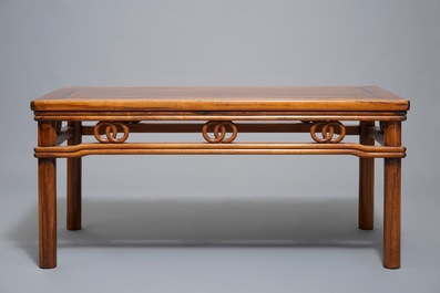 Een lage rechthoekige Chinese hardhouten tafel, 19e eeuw