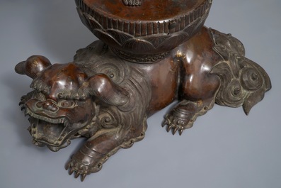 Un grand groupe de Kannon sur Shi-shi en bronze, Meiji, 19&egrave;me