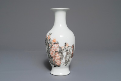 Een Chinese vaas met figuren in grisaille en ijzerrood, Republiek, 20e eeuw