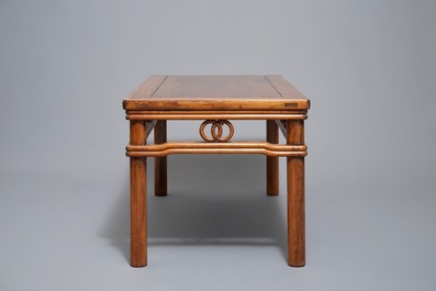 Een lage rechthoekige Chinese hardhouten tafel, 19e eeuw