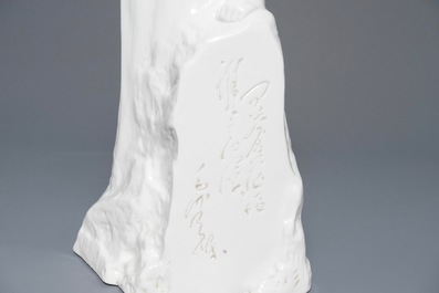 Een grote Chinese figuur van Mao Zedong bij een rots met inscriptie, 2e helft 20e eeuw