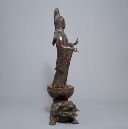 Un grand groupe de Kannon sur Shi-shi en bronze, Meiji, 19&egrave;me