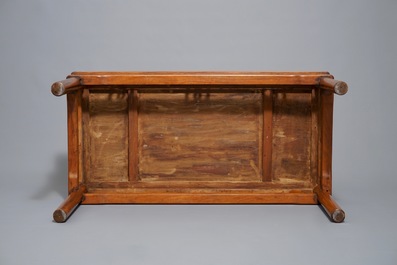 Een lage rechthoekige Chinese hardhouten tafel, 19e eeuw