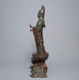 Un grand groupe de Kannon sur Shi-shi en bronze, Meiji, 19&egrave;me
