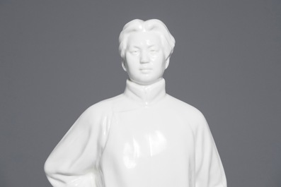 Een grote Chinese figuur van Mao Zedong bij een rots met inscriptie, 2e helft 20e eeuw
