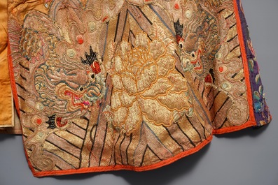 Une robe de th&eacute;&acirc;tre en soie brod&eacute;e en fil d'or &agrave; d&eacute;cor d'un dragon, Chine, 19/20&egrave;me
