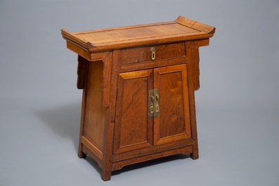 Un cabinet d'autel de style Ming en bois de hongmu, Chine, Qing