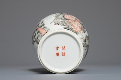 Een Chinese vaas met figuren in grisaille en ijzerrood, Republiek, 20e eeuw