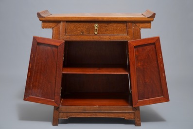 Un cabinet d'autel de style Ming en bois de hongmu, Chine, Qing
