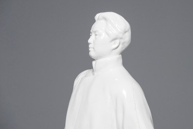 Een grote Chinese figuur van Mao Zedong bij een rots met inscriptie, 2e helft 20e eeuw