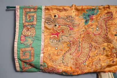 Une robe de th&eacute;&acirc;tre en soie brod&eacute;e en fil d'or &agrave; d&eacute;cor d'un dragon, Chine, 19/20&egrave;me