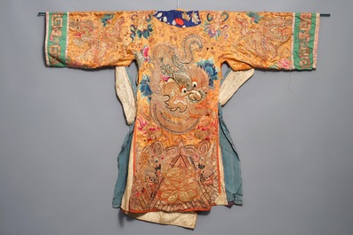 Une robe de th&eacute;&acirc;tre en soie brod&eacute;e en fil d'or &agrave; d&eacute;cor d'un dragon, Chine, 19/20&egrave;me
