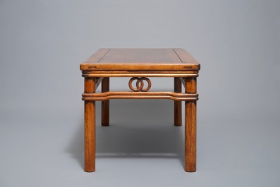 Een lage rechthoekige Chinese hardhouten tafel, 19e eeuw