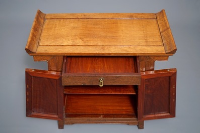 Un cabinet d'autel de style Ming en bois de hongmu, Chine, Qing