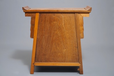 Un cabinet d'autel de style Ming en bois de hongmu, Chine, Qing