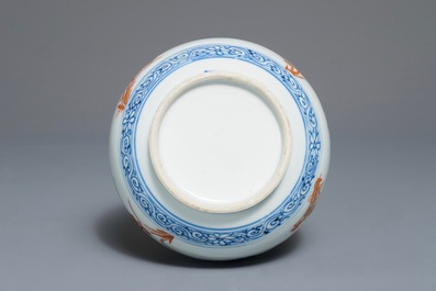 Un vase de forme bouteille en porcelaine de Chine de style Imari, Kangxi
