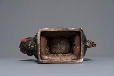 Une aigui&egrave;re argent&eacute;e et son couvercle incrust&eacute;e de corail, jade et turquoise, Tibet ou Mongolie, 19/20&egrave;me