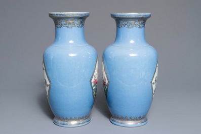 Een paar Chinese famille rose vazen met lavendel fondkleur, Qianlong merk, Republiek, 20e eeuw