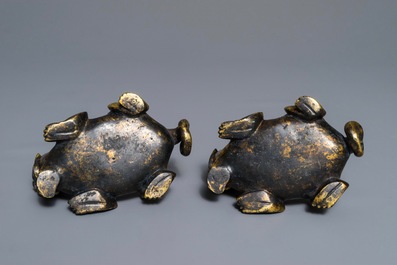 Une paire d'animaux mythiques en bronze dor&eacute; aux traces de cire rouge, Han ou apr&egrave;s