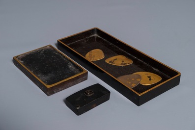 Une bo&icirc;te &agrave; calligraphie 'Suzuribako', laqu&eacute;e et dor&eacute;e, avec sa pierre &agrave; encre, Meiji, 19&egrave;me