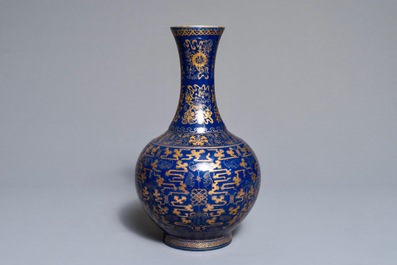 Un vase de forme bouteille en porcelaine de Chine bleu poudr&eacute; &agrave; d&eacute;cor dor&eacute;, marque et &eacute;poque de Guangxu
