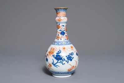 Un vase de forme bouteille en porcelaine de Chine de style Imari, Kangxi