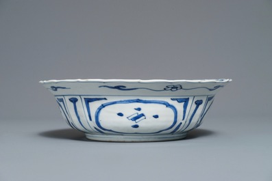 Un bol en porcelaine de Chine bleu et blanc de type kraak &agrave; d&eacute;cor d'un panier fleuri, Wanli