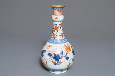 Un vase de forme bouteille en porcelaine de Chine de style Imari, Kangxi