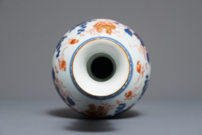 Un vase de forme bouteille en porcelaine de Chine de style Imari, Kangxi