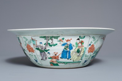 A very large Chinese famille verte bowl with decorated base, 19th C.