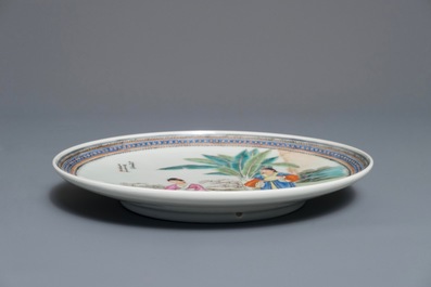 Une assiette en porcelaine de Chine famille rose, marque de Wang Yi Ping, milieu du 20&egrave;me