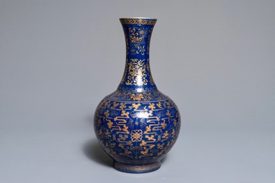 Un vase de forme bouteille en porcelaine de Chine bleu poudr&eacute; &agrave; d&eacute;cor dor&eacute;, marque et &eacute;poque de Guangxu