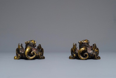 Une paire d'animaux mythiques en bronze dor&eacute; aux traces de cire rouge, Han ou apr&egrave;s