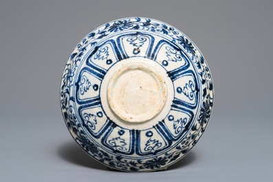 A Vietnamese blue and white bowl with floral design, poss. L&ecirc; Dynasty, 14/15th C.