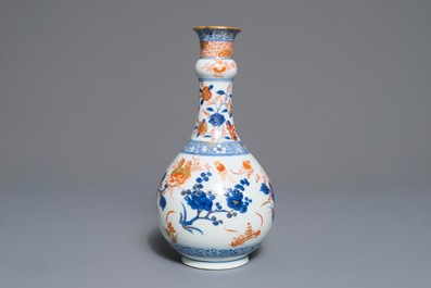 Un vase de forme bouteille en porcelaine de Chine de style Imari, Kangxi