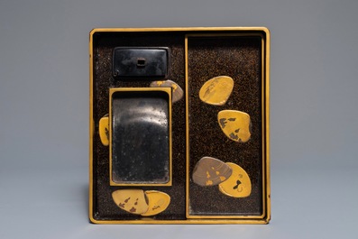 Une bo&icirc;te &agrave; calligraphie 'Suzuribako', laqu&eacute;e et dor&eacute;e, avec sa pierre &agrave; encre, Meiji, 19&egrave;me