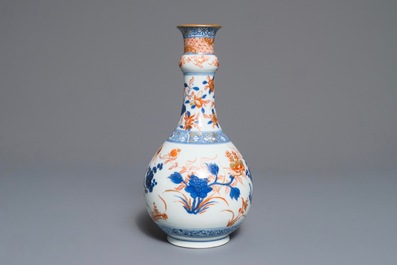 Un vase de forme bouteille en porcelaine de Chine de style Imari, Kangxi