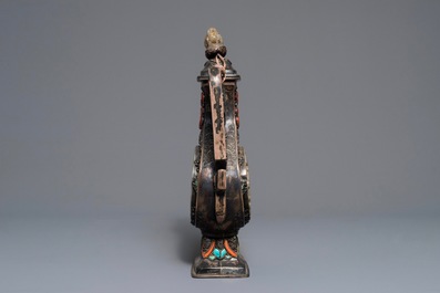 Une aigui&egrave;re argent&eacute;e et son couvercle incrust&eacute;e de corail, jade et turquoise, Tibet ou Mongolie, 19/20&egrave;me