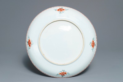 Een Chinese schotel met het Franse koninklijke wapen van Louis XV, Yongzheng