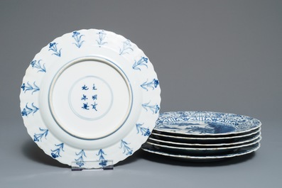 Six plats en porcelaine de Chine bleu et blanc aux d&eacute;cors de la chasse, marques de Chenghua, Kangxi