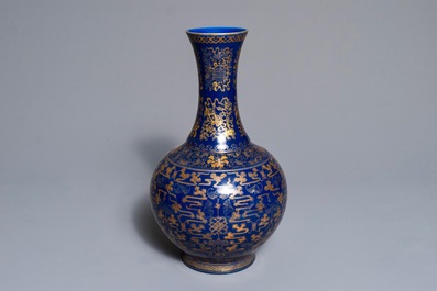 Un vase de forme bouteille en porcelaine de Chine bleu poudr&eacute; &agrave; d&eacute;cor dor&eacute;, marque et &eacute;poque de Guangxu