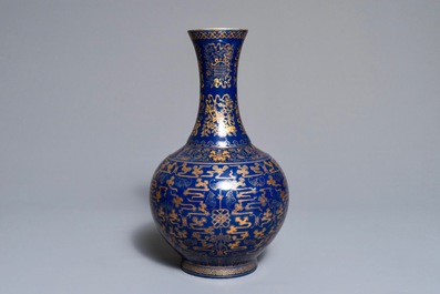 Un vase de forme bouteille en porcelaine de Chine bleu poudr&eacute; &agrave; d&eacute;cor dor&eacute;, marque et &eacute;poque de Guangxu