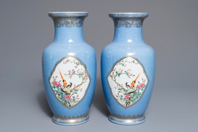 Een paar Chinese famille rose vazen met lavendel fondkleur, Qianlong merk, Republiek, 20e eeuw