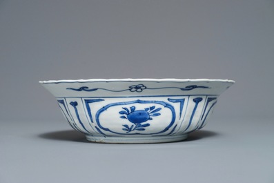 Un bol en porcelaine de Chine bleu et blanc de type kraak &agrave; d&eacute;cor d'un panier fleuri, Wanli