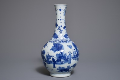 Een Chinese blauwwitte flesvormige vaas met figuratief decor rondom, Transitie periode
