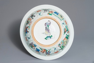 A very large Chinese famille verte bowl with decorated base, 19th C.