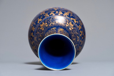 Un vase de forme bouteille en porcelaine de Chine bleu poudr&eacute; &agrave; d&eacute;cor dor&eacute;, marque et &eacute;poque de Guangxu