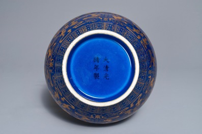 Un vase de forme bouteille en porcelaine de Chine bleu poudr&eacute; &agrave; d&eacute;cor dor&eacute;, marque et &eacute;poque de Guangxu