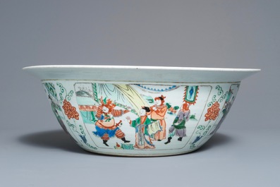 A very large Chinese famille verte bowl with decorated base, 19th C.
